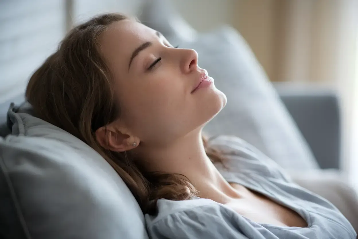 Woman resting peacefully during a hypnotherapy session